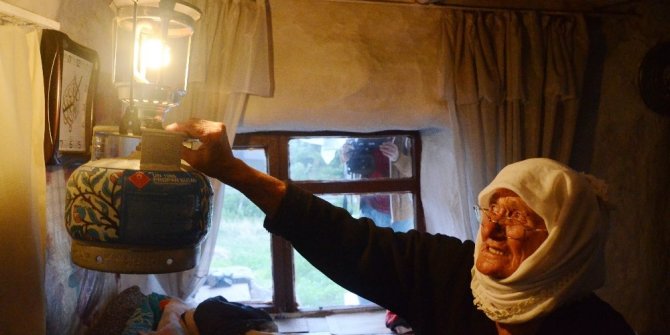 91 YAŞINDA HENÜZ ELEKTRİKLE TANIŞMADI