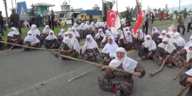 TEYZELER KARAYOLUNU TRAFİĞE KAPATTI