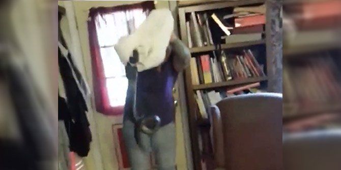 YILANI YASTIK KILIFIYLA YAKALADI