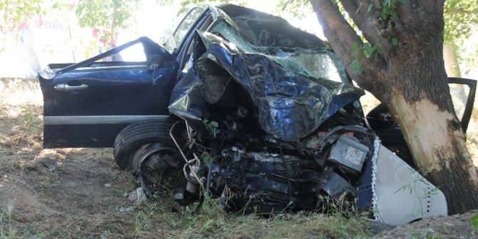 OTOMOBİL YAYAYA ÇARPTI, ŞARAMPOLE UÇTU: 1 ÖLÜ, 4 YARALI