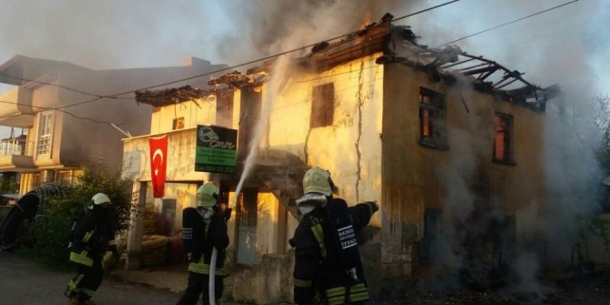 İKİ KATLI BİNA KULLANILAMAZ HALE GELDİ