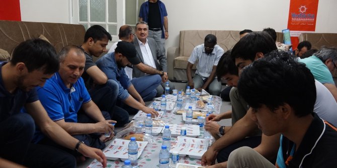 TDV, YABANCI ÖĞRENCİLERE İFTAR VERDİ