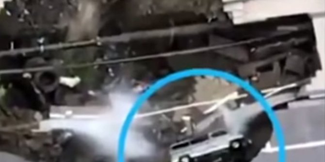 DEVASA ÇUKUR ARAÇ VE AĞAÇLARI YUTTU