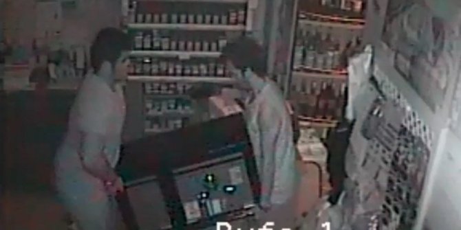 İŞ YERİ SAHİBİNİ GÖRÜNCE KASAYI BIRAKIP KAÇTILAR