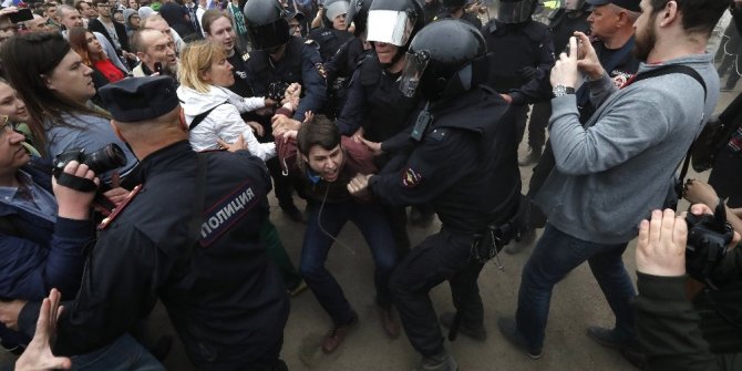 RUSYA’DA PROTESTO GÖSTERİSİNE MÜDAHALE: 650 GÖZALTI