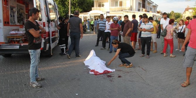 KASKI BAŞINDAN FIRLADI, KAFASINI ARACA ÇARPARAK ÖLDÜ