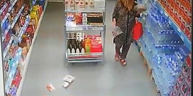 DEPREMİ UMURSAMAYAN TEYZE SOSYAL MEDYANIN GÜNDEMİ OLDU