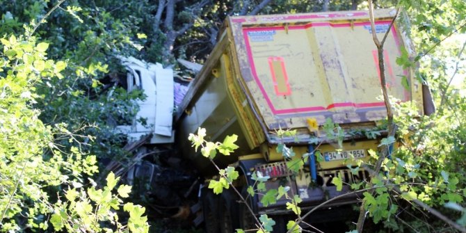 HAFRİYAT KAMYONU ORMANLIK ALANA UÇTU: 1 ÖLÜ