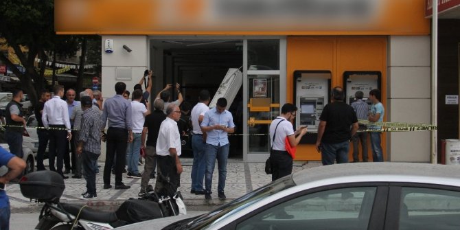 OTOMOBİL BANKAYA GİRDİ: 2 KİŞİ YARALANDI