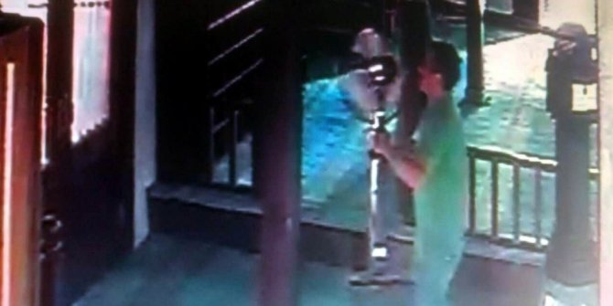 HIRSIZ, CAMİDE BİR ŞEY BULAMAYINCA VANTİLATÖRÜ ÇALDI