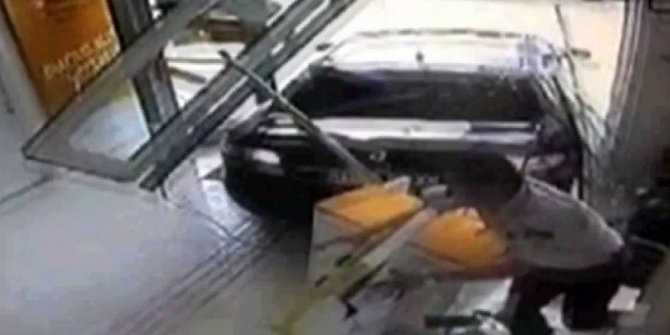 BANKAYA GİREN OTOMOBİLDEN SON SANİYEDE KAÇTI