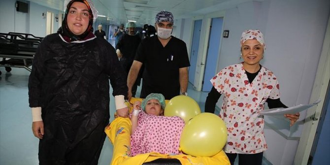 BU HASTANEDE ÇOCUKLAR GÜLE OYNAYA AMELİYATA GİDİYOR