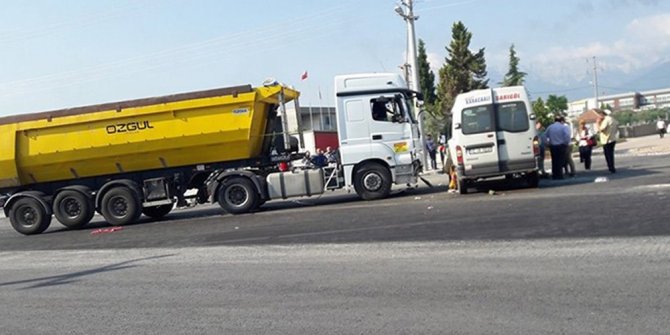 HAFRİYAT KAMYONU İLE İŞÇİ SERVİSİ ÇARPIŞTI: 15 YARALI