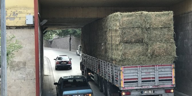 TIR ALT GEÇİDE SIKIŞTI