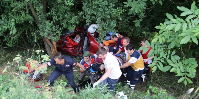 OTOMOBİL ORMANLIK ALANA UÇTU: 2 ÖLÜ, 2 YARALI