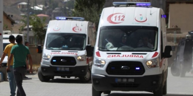 JANDARMA ARACI İLE OTOMOBİL ÇARPIŞTI: 3 YARALI