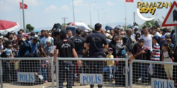 SINIR KAPILARINDA BAYRAM YOĞUNLUĞU