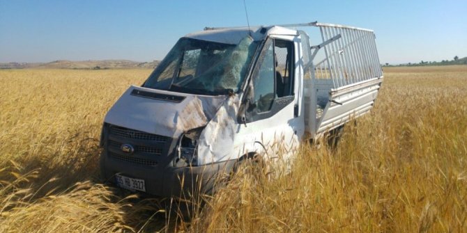 KAMYONETLER ÇARPIŞTI: 4 ÖLÜ, 13 YARALI