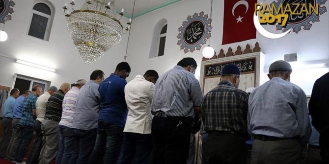 TERAVİH BU CAMİDE 60 YILDIR HATİMLE KILINIYOR