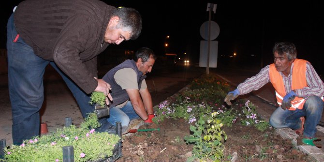 EKİNÖZÜ BELEDİYE İŞÇİLERİNDEN GECE MESAİSİ