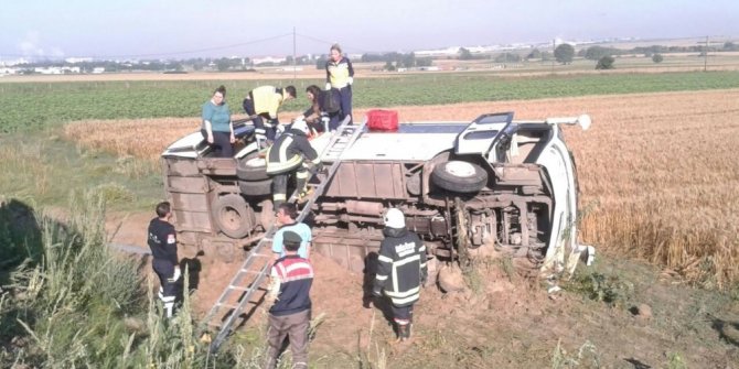 İŞÇİ SERVİSİ DEVRİLDİ: 18 KİŞİ YARALI