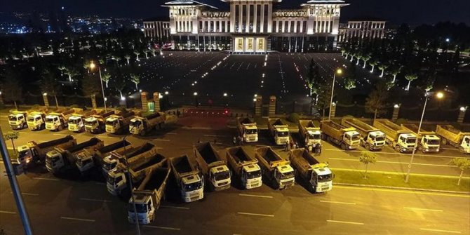 KÜLLİYE ÖNÜNE PARK EDEN KAMYONLAR 15 TEMMUZ'U HATIRLATTI