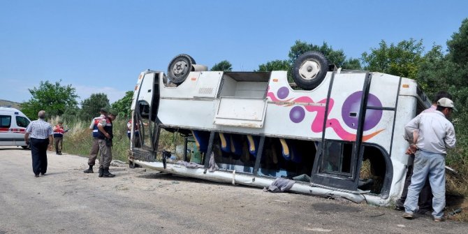 OTOBÜS TARLAYA YUVARLANDI: 25 KİŞİ YARALANDI