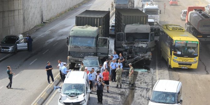 ASKERİ KONVOYDA KAZA: 1 ASKER YARALI