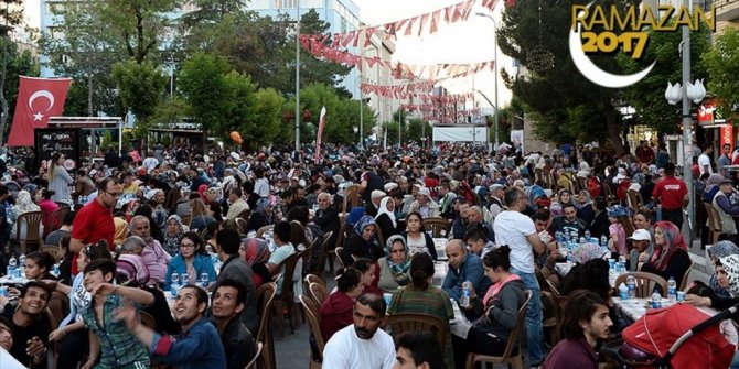 UŞAK'TA 25 BİN KİŞİYLE 'MİLLİ BİRLİK VE KARDEŞLİK' İFTARI