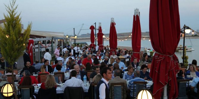 GAZİANTEP LİSESİ MEZUNLARI DERNEĞİ ÜYELERİ İFTARDA BULUŞTU