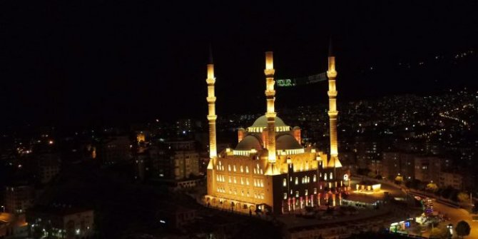 KAHRAMANMARAŞLILAR CAMİLERE AKIN ETTİ