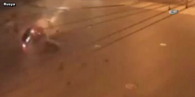 MOTOSİKLETLİ METRELERCE HAVAYA UÇTU