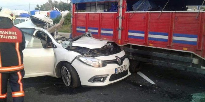 OTOMOBİL KAMYONA ÇARPTI: 1 ÖLÜ, 2 YARALI