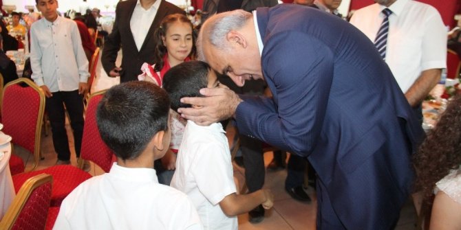 ÖKSÜZ BÜYÜYEN VALİ DUYGULU ANLAR YAŞADI