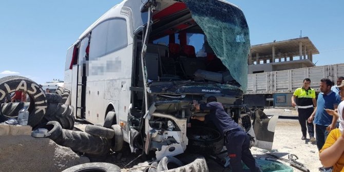 YOLCU OTOBÜSÜ İLE TIR ÇARPIŞTI: 12 KİŞİ YARALANDI