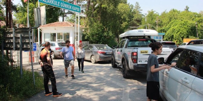 SINIR KAPILARINDA BAYRAM YOĞUNLUĞU