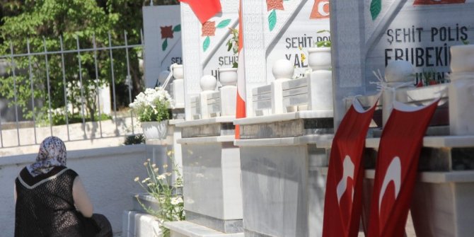 ŞEHİT OĞLUNUN BAYRAMINI MEZARI BAŞINDA KUTLADI