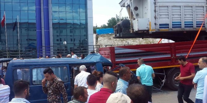 MİNİBÜS PARK HALİNDEKİ TIRA ÇARPTI: 1 ÖLÜ, 4 YARALI