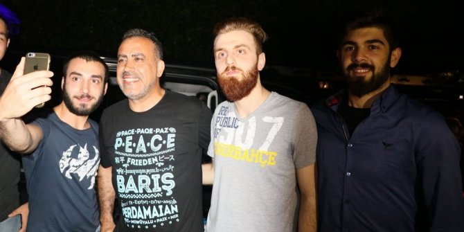 HALUK LEVENT 40 KİŞİYE MUZLU SÜT ISMARLADI