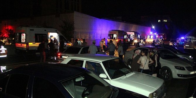 DÜĞÜN SALONUNUN ELEKTRİK PANOSU PATLADI: 14 YARALI