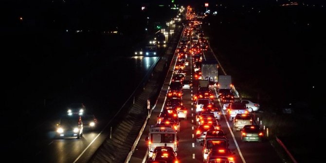 TEKİRDAĞ’DA 50 KİLOMETRE ARAÇ KUYRUĞU OLUŞTU