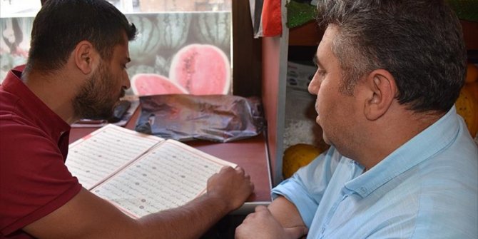 KAPI KAPI DOLAŞIP ESNAFA KUR'AN ÖĞRETİYOR