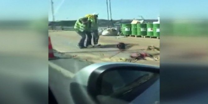 KÖPRÜDE İŞÇİLER HALAY ÇEKEREK EĞLENDİ