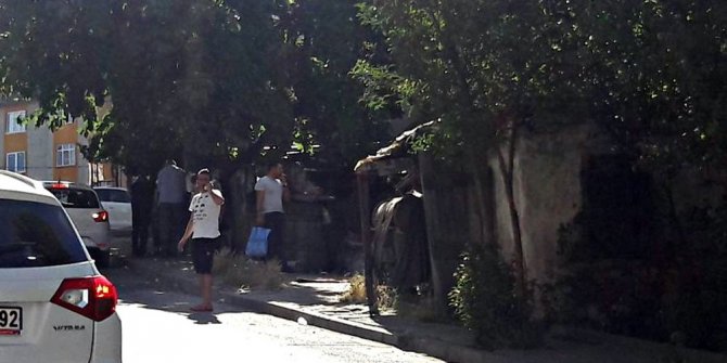 73 YAŞINDAKİ ANNESİNİN BAŞINI TAŞLA EZEREK ÖLDÜRDÜ