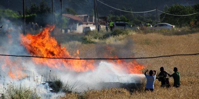 AKARYAKIT İSTASYONU YAKININDA KORKUTAN YANGIN