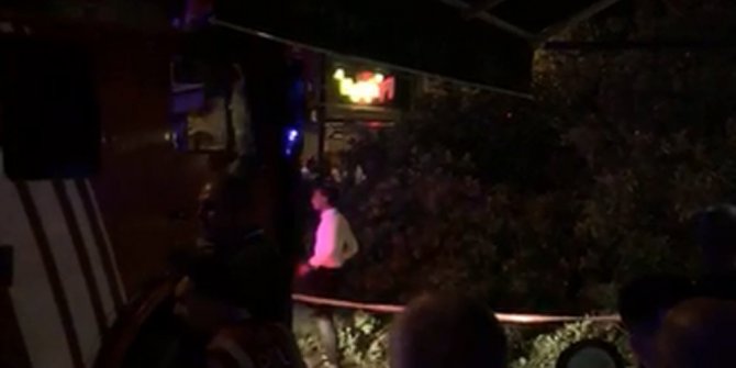 ASIRLIK AĞAÇ KAFENİN ÜZERİNE DEVRİLDİ: 2 YARALI