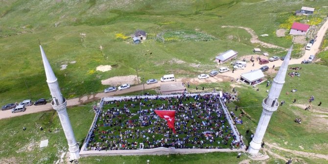 BU CAMİNİN NE KUBBESİ NE ÇATISI VAR