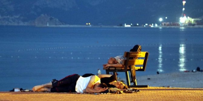 GECEYİ DENİZDE GEÇİRDİLER