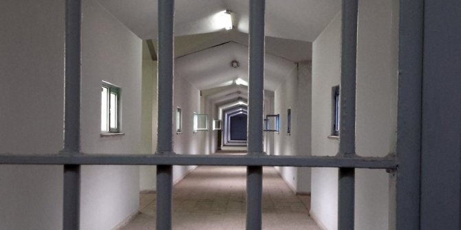 HAPİSHANEDE BOMBA BULUNDU, TUTUKLULAR TAHLİYE EDİLDİ