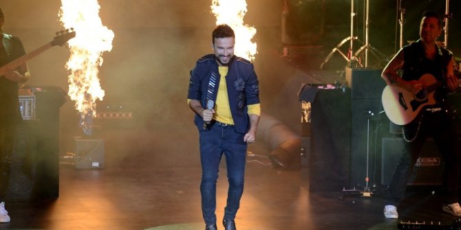 TARKAN SAHNEYE YERİN ALTINDAN ÇIKTI